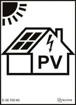 Bilden visar en varningsskylt med en symbol av ett hus med solpaneler på taket och en blixt som pekar ned mot bokstäverna “PV”, vilket står för solcellsanläggning (photovoltaic). I övre vänstra hörnet syns en solsymbol. Skylten används för att markera att byggnaden har en solcellsanläggning som matar in el i elsystemet.