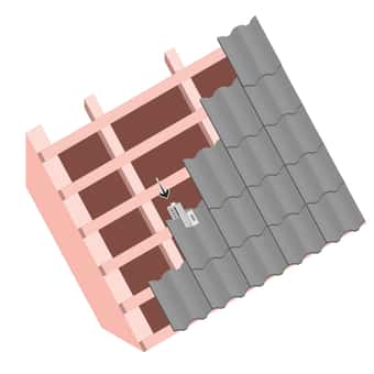 En illustration visar ett tak med betongpannor där ett fäste för solpaneler har monterats. Fästet är klämt mellan en takpanna och den underliggande bärläkten. Pilar markerar tydligt placeringen av fästet. Bilden visar principen för montering utan håltagning i undertaket.