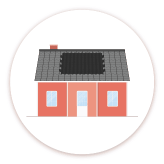 Bilden visar ett hus med solcellstakpannor. Huset har ett grått tak där solcellspanelerna är integrerade som en del av takpannorna, i en fyrkantig sektion i mitten av taket. Huset är rött med vita fönster och en vit dörr. Solcellspannanorna smälter in med de vanliga takpannorna, vilket ger ett naturligt utseende där solcellerna blir en diskret men funktionell del av taket. Detta illustrerar hur solceller kan implementeras utan att påverka den traditionella arkitekturen.