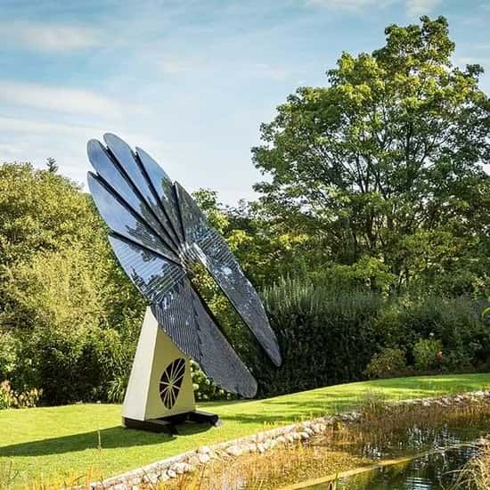 Bild på Smartflower solcellsblomma i grön miljö