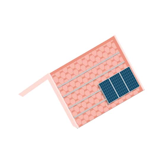 Ett tak med röda shingelplattor sett uppifrån, där tre solpaneler är monterade på metallfästen på ena sidan av takytan. Bilden visar hur solceller kan installeras på ett shingeltak.
