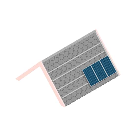 Ett tak med grå skifferplattor sett uppifrån, där tre solpaneler är monterade på metallfästen på ena sidan av takytan. Bilden visar hur solceller kan installeras på ett skiffertak.