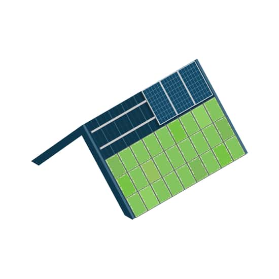Ett tak med sedumtak sett uppifrån, där tre solpaneler är monterade på metallfästen på ena sidan av takytan. Bilden visar hur solceller kan installeras på ett sedumtak.