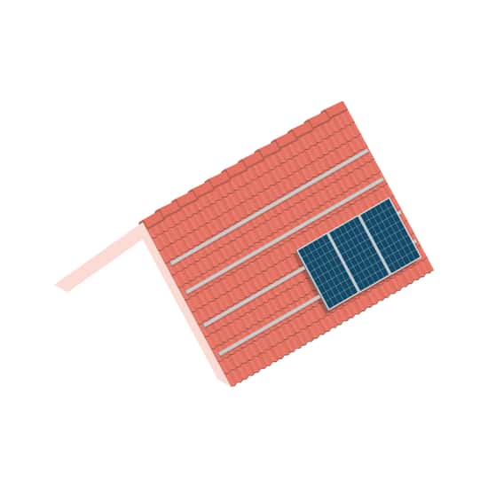 Ett rött tegeltak sett uppifrån med tre solpaneler monterade på metallfästen. Takpannorna ligger i rader under och mellan fästena, och panelerna är placerade på ena sidan av takytan. Bilden visar hur solceller installeras på ett traditionellt tegeltak.