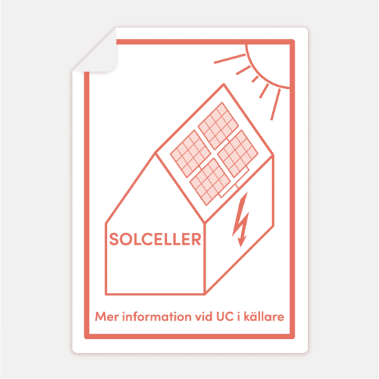 Bilden visar en informationsskylt för solceller. Skylten har en illustration av ett hus med solpaneler på taket och en blixtsymbol som markerar el. Texten ”SOLCELLER” står på husets vägg och ”Mer information vid UC i källare” står längst ned. I det övre högra hörnet syns en sol som symboliserar solenergi.