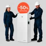 Två installatörer visar upp ett vitt Emaldo Power Core-batteri i studiomiljö. Bakom batteriet syns en orange skylt med texten -50 % grönt avdrag. Bilden lyfter batteriets moderna design och möjligheten till grönt avdrag.