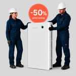 Två tekniker i hjälm står vid ett vitt Sigenergy SigenStor batteri. En röd cirkel visar 50 % grönt avdrag.