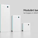 Tre vita Sigenergy SigenStor modulära batterier visas i olika storlekar mot en grå bakgrund. Texten i bilden säger att batteriet kan byggas ut i efterhand.