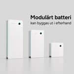 Tre vita Sigenergy SigenStor modulära batterier visas i olika storlekar mot en grå bakgrund. Texten i bilden säger att batteriet kan byggas ut i efterhand.