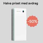 Sigenergy SigenStor-batteri visas bredvid en märkning om 50 % avdrag. Bilden lyfter att batteriet kan bli billigare med grönt avdrag. Batteriet har en ljus design med turkos detalj på sidan.