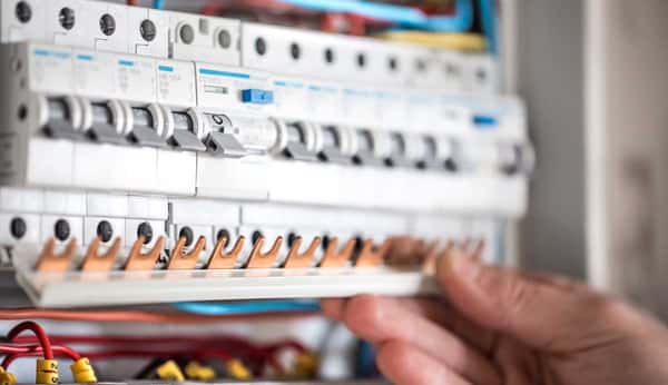 Hur fungerar fastighetens elmätare tillsammans med solceller?