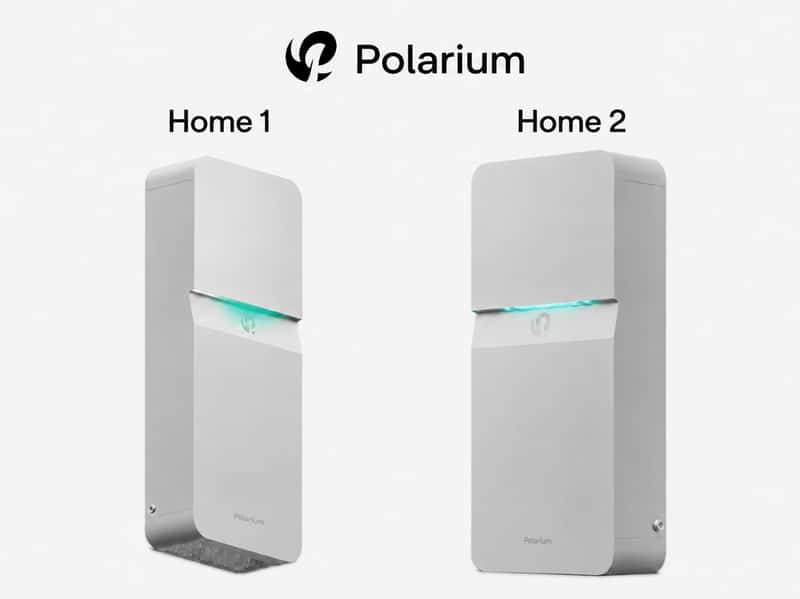 Polarium Home 1 och Home 2 visas sida vid sida mot ljus bakgrund. Båda är vita hembatterier med turkos ljuslist och modern design.