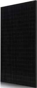 Helsvart solpanel med svart ram och svart bakstycke. Bilden visar exempel på en helsvart solpanel som används för en mer enhetlig estetik på tak.