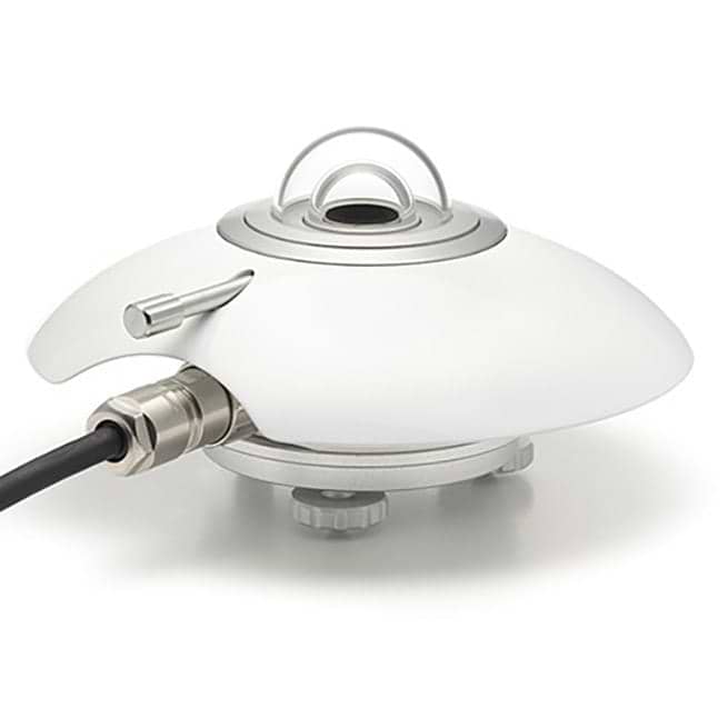 Bilden visar en pyranometer, ett instrument som används för att mäta global solinstrålning. Den har en skyddande kupol som gör det möjligt för sensorn att registrera både direkt och diffus solstrålning. Instrumentet är anslutet med en kabel för datainsamling och analys. Pyranometrar används ofta i meteorologiska stationer för att övervaka solenergi.