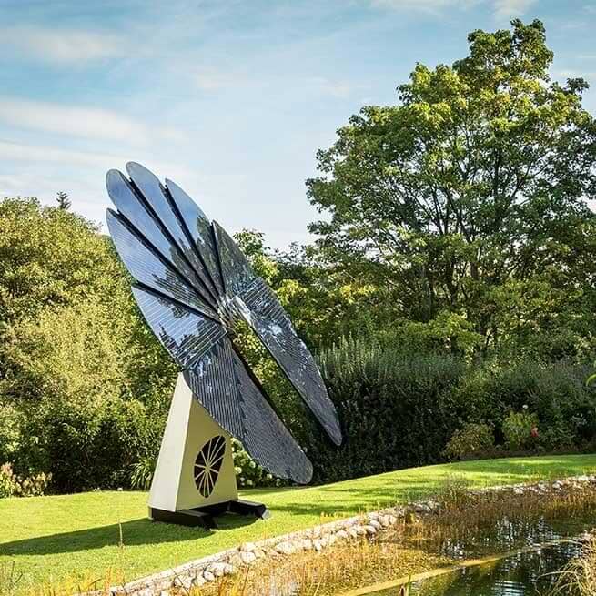 Bild på Smartflower solcellsblomma i grön miljö