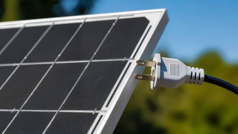 En solpanel med en elkabel och stickpropp som illustrerar konceptet solceller med stickpropp.