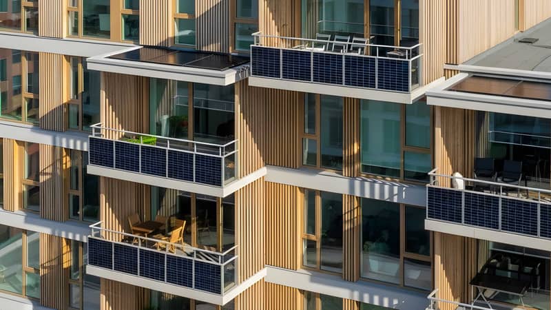 Moderna lägenhetsbalkonger med solpaneler integrerade i balkongfronter och tak.