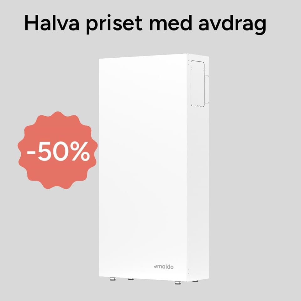 Emaldo Power Store visas med en rabattmarkering för 50 procents avdrag. Batteriet står mot en ljus grå bakgrund med rubriken halva priset med avdrag. Bilden lyfter hur grönt avdrag kan sänka priset på batteriet.