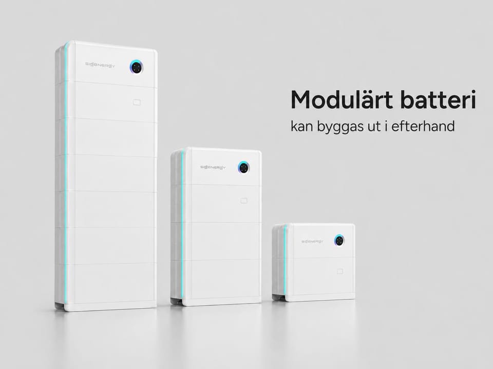 Tre vita Sigenergy SigenStor modulära batterier visas i olika storlekar mot en grå bakgrund. Texten i bilden säger att batteriet kan byggas ut i efterhand.