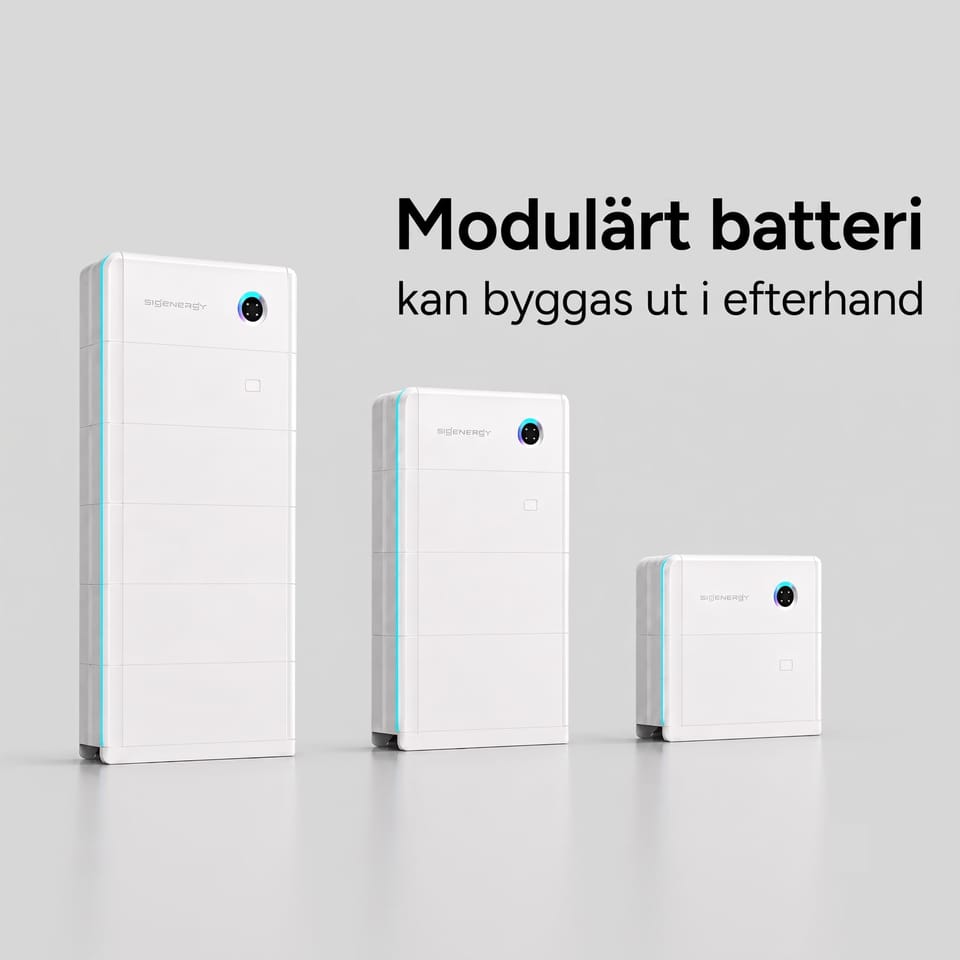 Tre vita Sigenergy SigenStor modulära batterier visas i olika storlekar mot en grå bakgrund. Texten i bilden säger att batteriet kan byggas ut i efterhand.