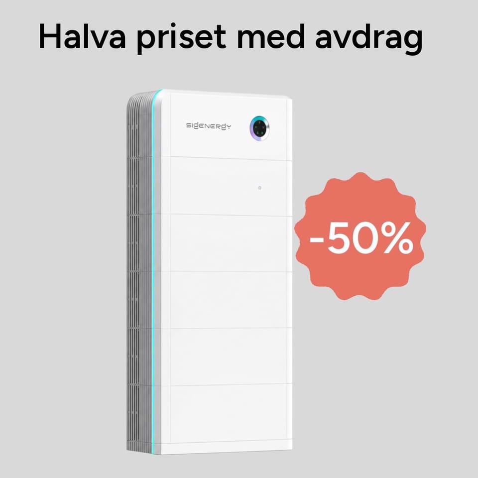 Sigenergy SigenStor-batteri visas bredvid en märkning om 50 % avdrag. Bilden lyfter att batteriet kan bli billigare med grönt avdrag. Batteriet har en ljus design med turkos detalj på sidan.